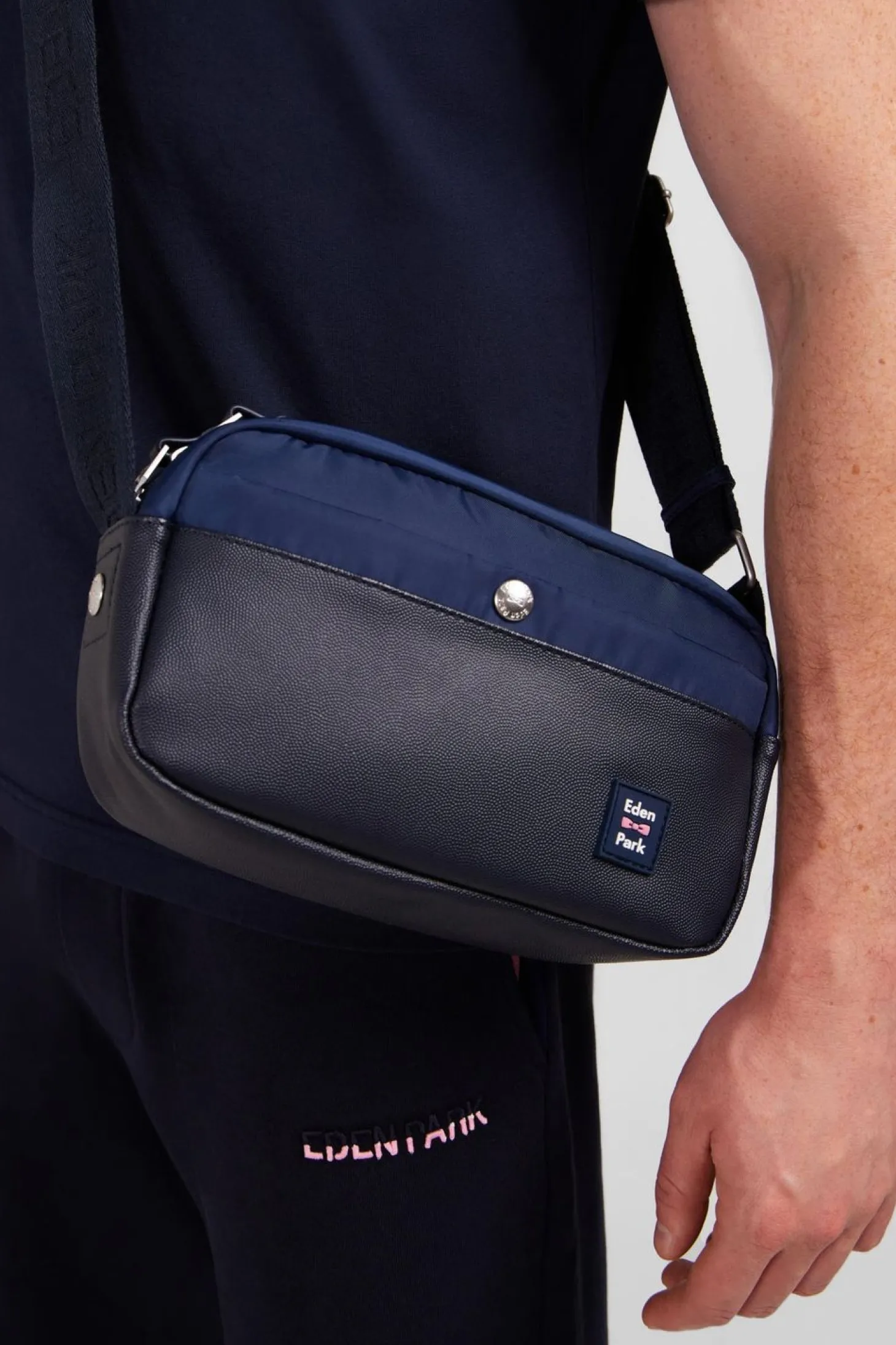 Besace Bleu Marine Avec Effet Cuir Graine
