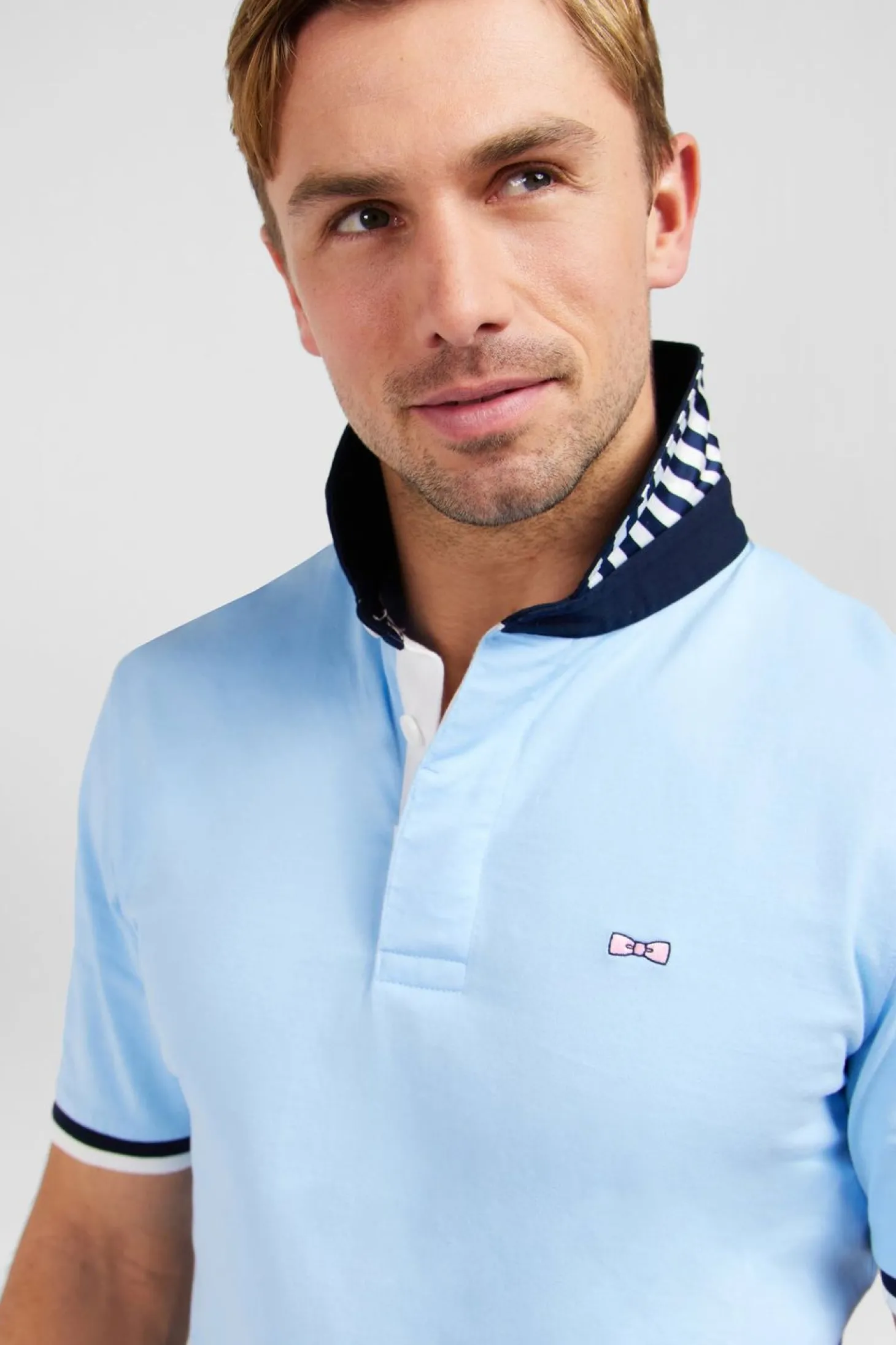 Maillot Bleu Clair A Broderies Noeuds Papillon Au Dos