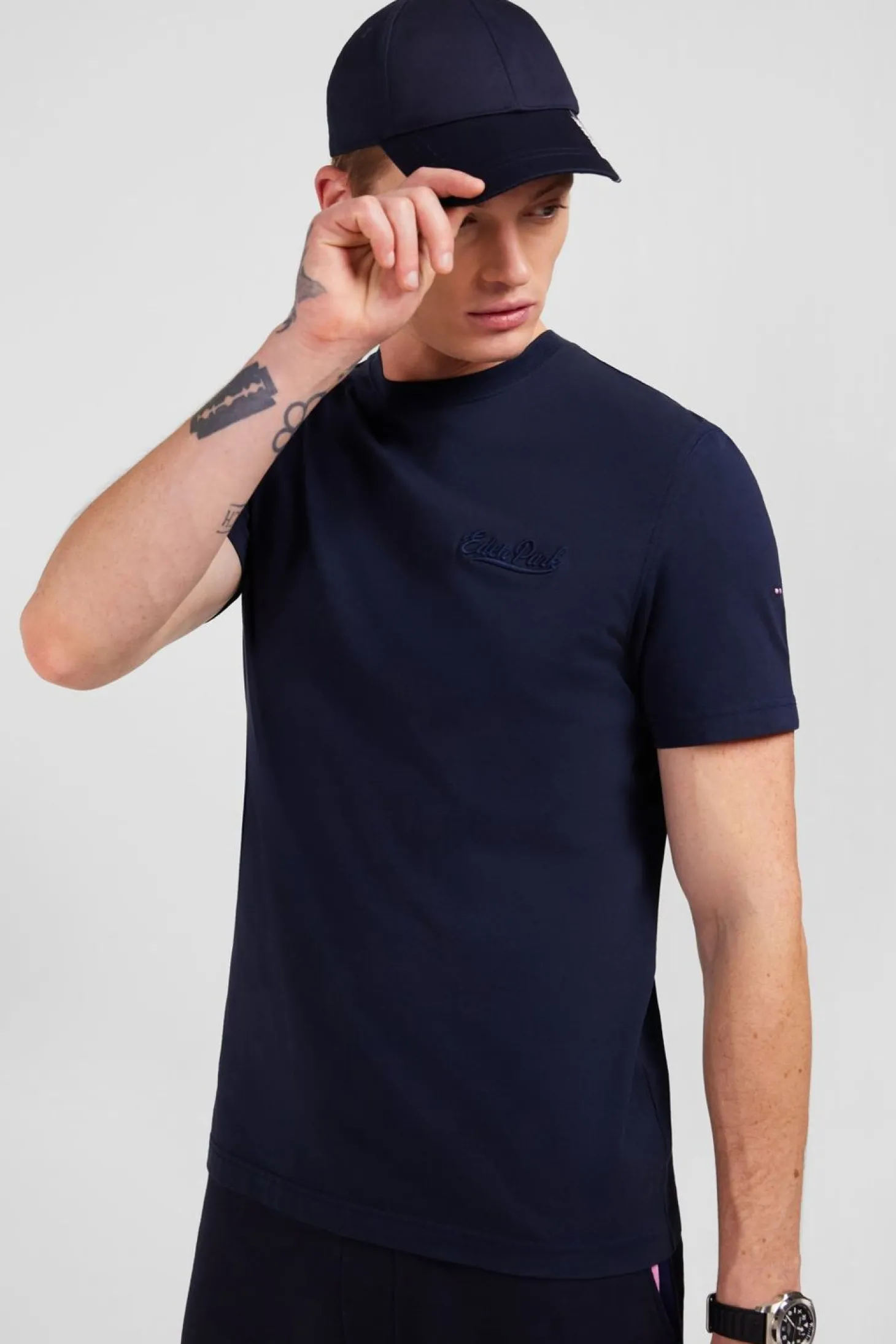 T-Shirt Bleu Fonce A Broderies